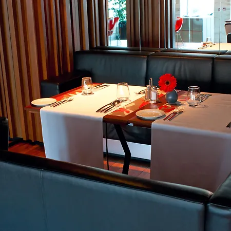 优思明科希策酒店 4*