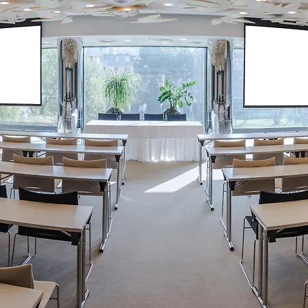 优思明科希策酒店 4*